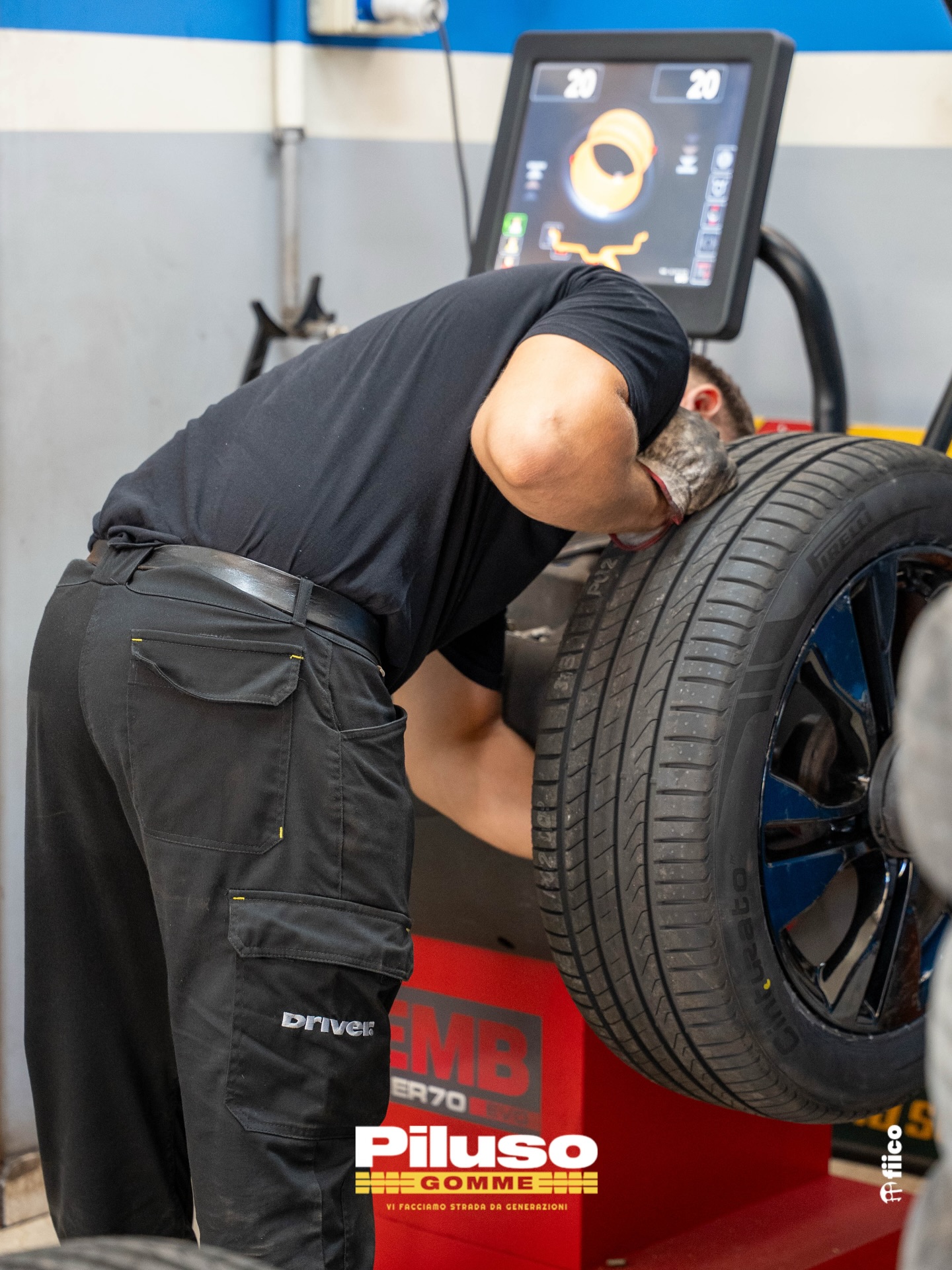 Quando montiamo le gomme, inseriamo dei piccoli pesi sul cerchio per equilibrare la ruota: così gira in modo uniforme e l’auto resta stabile e confortevole.
Se alla guida senti vibrazioni anomale al volante o all’abitacolo, potrebbe essere colpa di una cattiva equilibratura dei pneumatici.
📍 Passa in officina per un controllo: in pochi minuti rimettiamo le tue ruote “in perfetto equilibrio”! 🚗💨~ ~ ~
Tutte le soluzioni per la tua Auto/Moto/Camion
in Via Fisicara 6/A, Caltagirone (CT)
tel. +39 0933 51275www.pilusogomme.it
#pilusogomme #caltagironeADV | @agenziafiico
#fiico